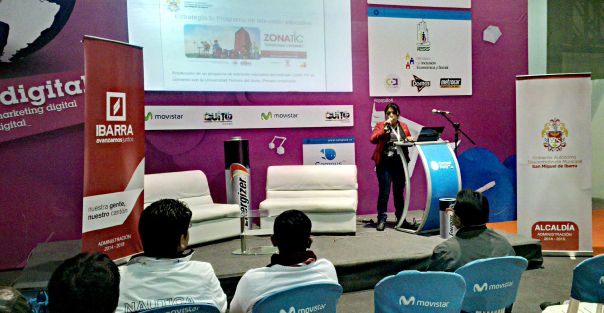 La Ing. Gladys Potosí, del GAD de Ibarra compartió la experiencia en Inclusión Digital con los campuseros. Foto: Alex Godoy / Imbabura Hoy