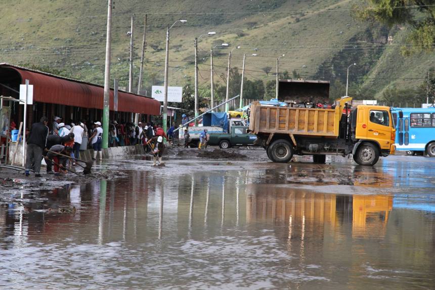 Ibarra.- Aproximadamente 3 horas le tomó a la maquinaria limpiar y despejar la vía principal. |Foto: Alex Godoy R / Imbabura Hoy 