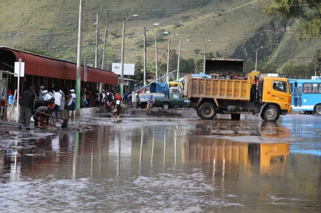 Ibarra.- Aproximadamente 3 horas le tomó a la maquinaria limpiar y despejar la vía principal. |Foto: Alex Godoy R / Imbabura Hoy