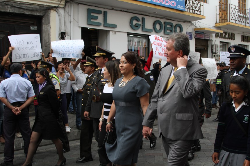Ibarra.- Los manifestantes, con carteles, gritos y consignas, solicitaron al alcalde que revea la compra. |Foto: Alex Godoy/ Imbabura Hoy 