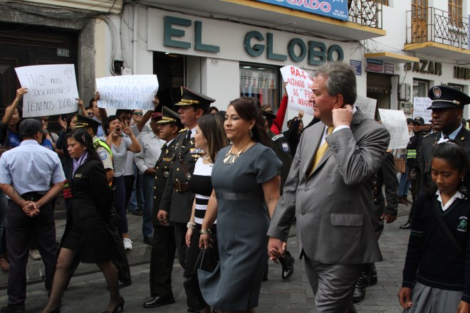 Ibarra.- Los manifestantes, con carteles, gritos y consignas, solicitaron al alcalde que revea la compra. |Foto: Alex Godoy/ Imbabura Hoy 