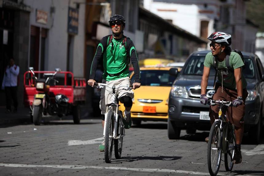 Ibarra.- 1.5 metros es la distancia que debe mantener un vehículo, con respecto al ciclista. | Foto: Cortesía. 