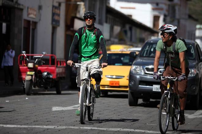 Ibarra.- 1.5 metros es la distancia que debe mantener un vehículo, con respecto al ciclista. | Foto: Cortesía. 