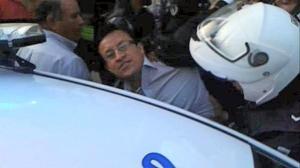 Ibarra.- David Rosero, vocal del CPCCS, publicó en su cuenta de Twitter, una foto del momento de su detención. |Foto: Twitter David Roserp