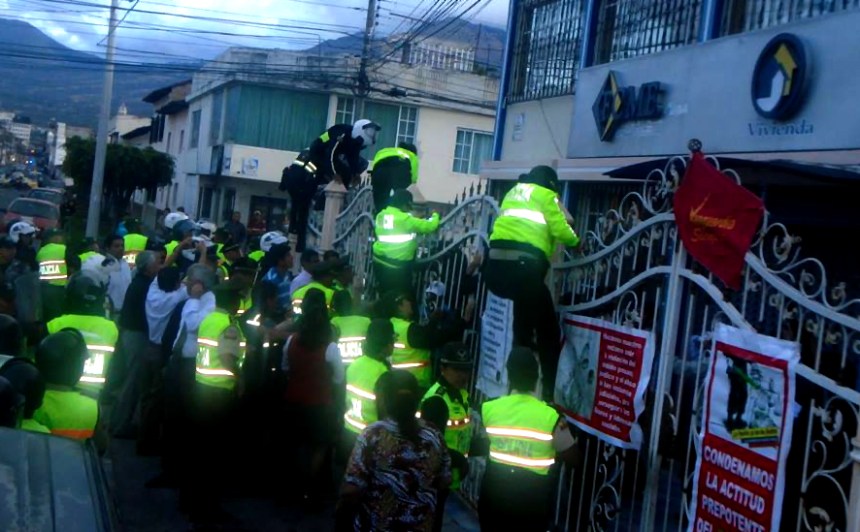 Ibarra.- Por la verja que rodea el FCME de Ibarra, los Policías, dieron cumplimiento a la orden de allanamiento. | Foto: Cortesía Carlos Moncayo