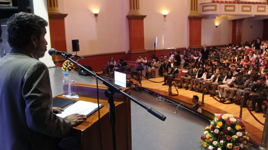 Ibarra.- Daniel Suárez, Coordinador Zonal 1 y 2 de la Senecyt, felicitó a los jóvenes estudiantes y ratificó el compromiso del gobierno central para apoyar en su formación. |Foto: Cortesía