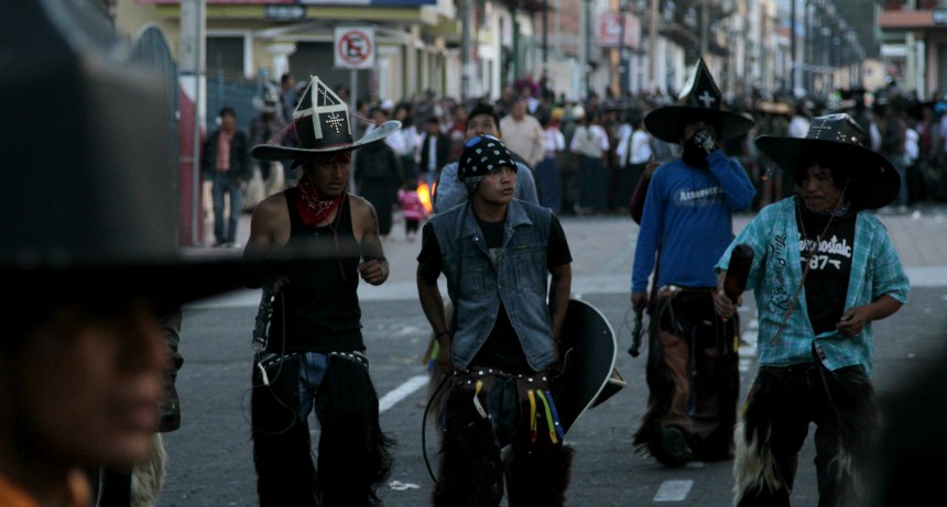 Cotacachi.- De a poco y cuando llega la tarde, los grupos se van disminuyendo. |Foto: Alex Godoy