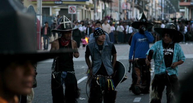 Cotacachi.- De a poco y cuando llega la tarde, los grupos se van disminuyendo. |Foto: Alex Godoy