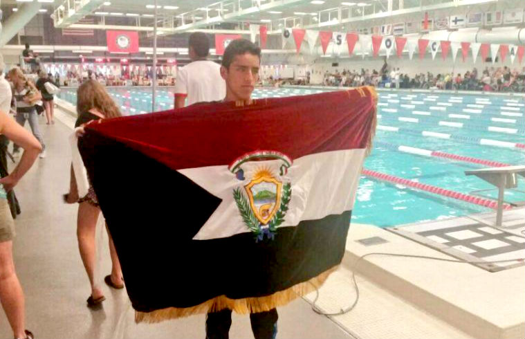 Colorado (EEUU).- Jefferson posa con la bandera de la provincia de Imbabura. El evento contó con deportistas de todo el mundo. |Foto: Cortesía 