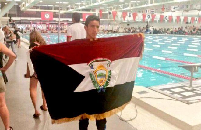 Colorado (EEUU).- Jefferson posa con la bandera de la provincia de Imbabura. El evento contó con deportistas de todo el mundo. |Foto: Cortesía 