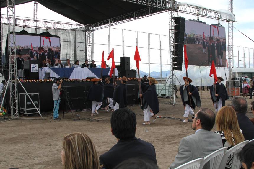Andrade Marín.- En el evento simbólico de entrega de los recursos se realizó junto a la Fábrica Imbabura, el evento contó con presentaciones de grupos de danza. | Foto: Alex Godoy R./ Imbabura Hoy 