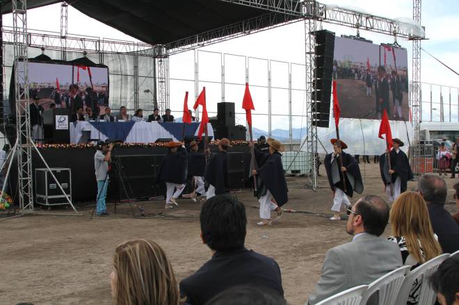Andrade Marín.- En el evento simbólico de entrega de los recursos se realizó junto a la Fábrica Imbabura, el evento contó con presentaciones de grupos de danza. | Foto: Alex Godoy R./ Imbabura Hoy 