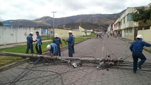 Ibarra.- Más de 8 horas les tomaron los trabajos de colocación de nuevos postes. |Foto: Cortesía Emelnorte