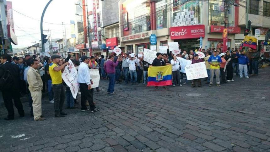 Ibarra.- Manifestantes se concentraron en el centro de la ciudad de Ibarra. La protesta fue pacífica. |Foto: Cortesía.