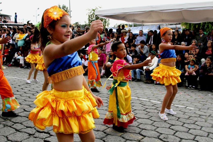 Ibarra.- Comparsas de diferentes barrios e instituciones, engalanaron el pregón de fiestas. |Foto: Alex Godoy /Imbabura Hoy 