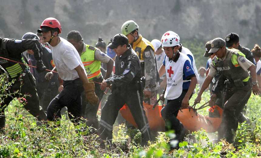 Ibarra.- Personal de diferentes organismos de socorro, colaboraron con el rescate del cadáver. | Foto: Alex Godoy R. /ImbaburaHoy