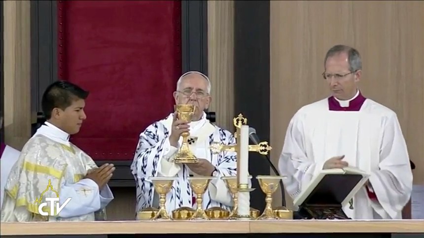 Quito.- Freddy Llerena, es uno de los 3 Imbabureños que pudieron estar cerca y colaborar con el Papa Francisco. |Foto: Captura CTV 
