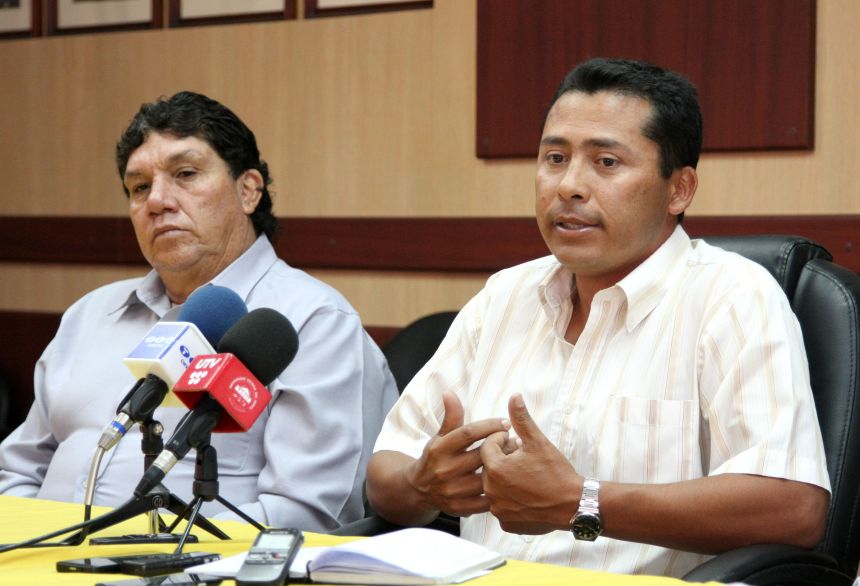 Ibarra.- El presidente de la Unión de Taxistas de Imbabura brindó una rueda de prensa para manifestar su posición sobre el alza. |Foto: Alex Godoy R/ImbaburaHoy 