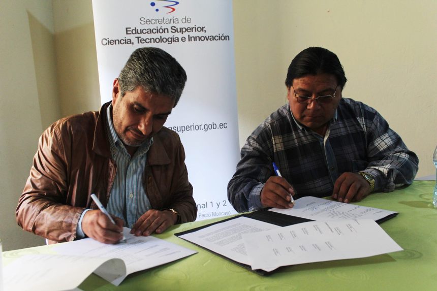 Otavalo.- Daniel Suárez firma la carta de compromiso, junto a el Juan Serrano, presidente del Proyecto Pesillo Imbabura. |Foto: Cortesía 