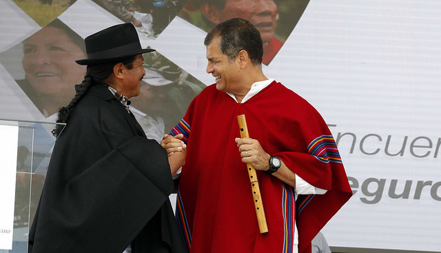 Ibarra.- El Presidente Correa recibió un poncho y una flauta como muestra de agradecimiento al apoyo para el Seguro Campesino. |Foto: PresidenciaEc