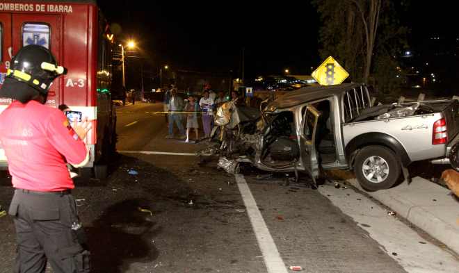 Ibarra.- Se necesitó un equipo de extricación para liberar a los 2 heridos que se encontraban en la camioneta siniestrada. |Foto: Alex Godoy/ImbaburaHoy