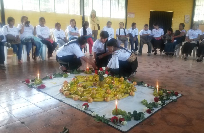 Ibarra.-Achic Lema, de 18 años de edad, en la inauguración del campamento realizó un ritual de meditación de  la luz|Foto: Cortesía 