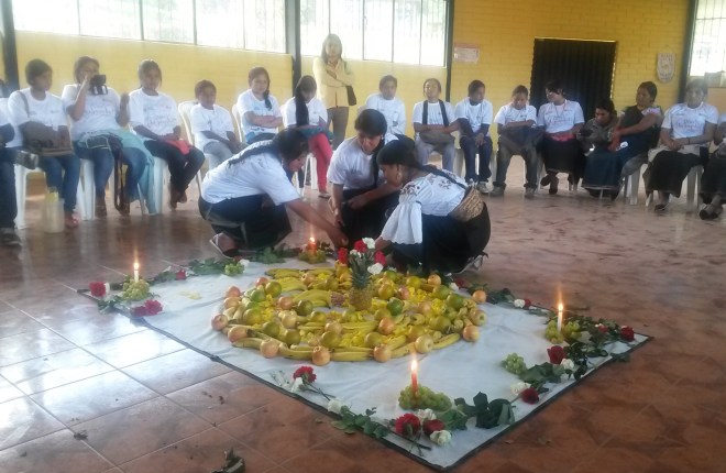 Ibarra.-Achic Lema, de 18 años de edad, en la inauguración del campamento realizó un ritual de meditación de  la luz|Foto: Cortesía 