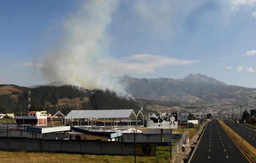 Otavalo.- Desde la Ruta de los Lagos se pudo evidenciar la magnitud del flagelo. |Foto: Alex Godoy/ImbaburaHoy