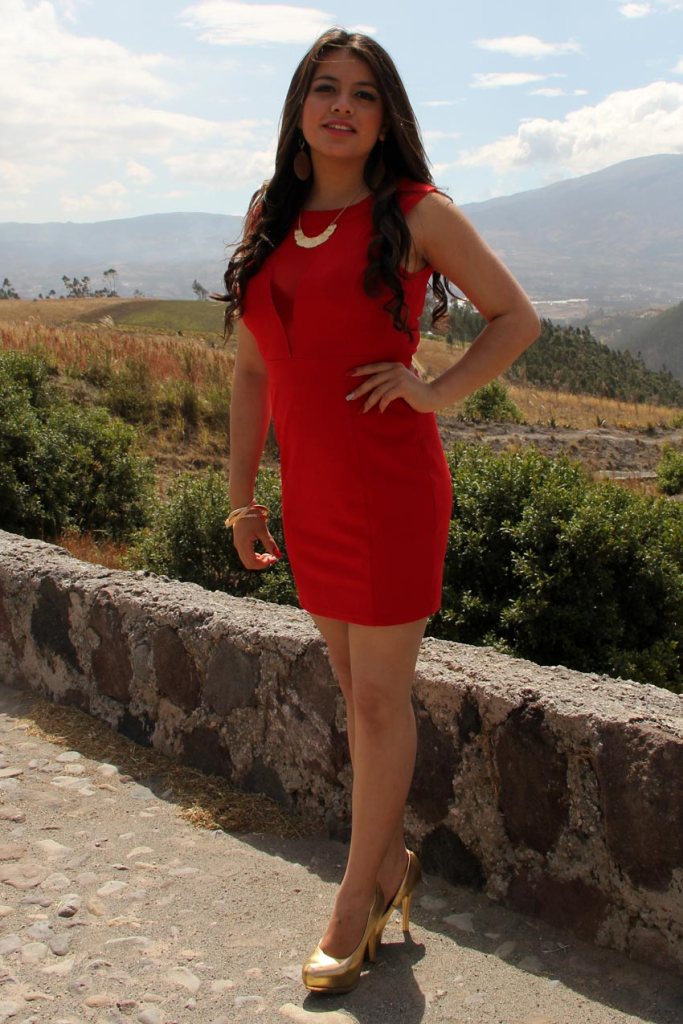 Karen Daniela Guerron Valencia Nació el 12 de abril de 1997 Tiene 18 años Sus padres: Sr. Patricio Guerrón y la Sra. Ximena Valencia Cursa el tercer semestre en la Carrera de Jurisprudencia, en la Pontificia Universidad Católica del Ecuador Sede-Ibarra Hobbie: La lectura Mensaje: El rescate de la interculturalidad 