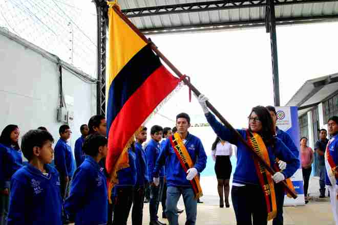 Ibarra.- Maria Fernanda Mediavilla, nueva abanderada del pabellón Nacional realiza el paseo triunfal. |Foto: Alex Godoy/ImbaburaHoy 