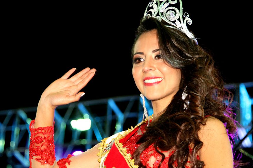 Ibarra.- Visiblemente emocionada se mostró Andrea Cevallos, al ser electa la nueva soberana de la ciudad. |Foto: Alex Godoy/ImbaburaHoy 