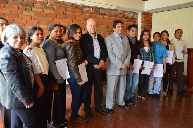 Otavalo.- Autoridades de la casona de estudios, posan junto a los estudiantes becados. |Foto: Cortesía