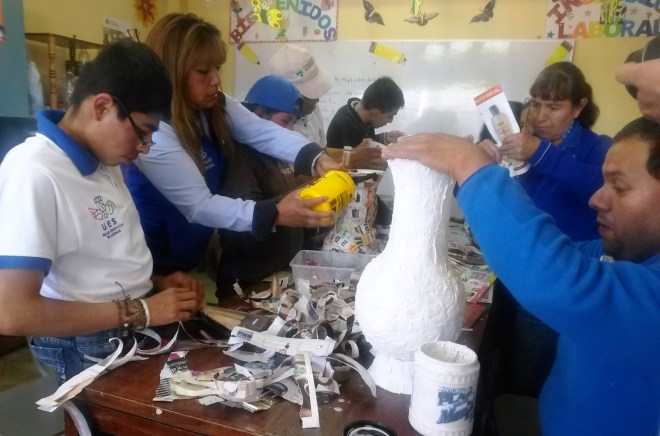 Ibarra.- En la Unidad Educativa de Sordos de la Prefectura de Imbabura se cuenta con un aula de inserción laboral en la que los asistentes aprenden a realizar artesanías.|Foto: Cortesía  