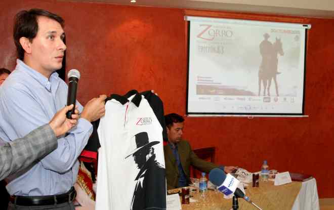 Ibarra.- Miguel Mejía, Gerente del Comité Cacería del Zorro, realiza la presentación de la camiseta que usarán los jinetes en la prueba. |Foto: Alex Godoy/ImbaburaHoy 
