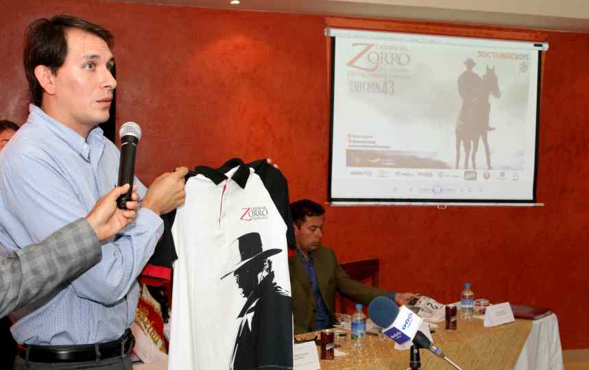 Ibarra.- Miguel Mejía, Gerente del Comité Cacería del Zorro, realiza la presentación de la camiseta que usarán los jinetes en la prueba. |Foto: Alex Godoy/ImbaburaHoy