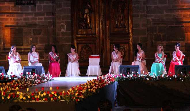Ibarra.- Con el fondo de la Iglesia de la Merced en Ibarra, se realizó la presentación de las candidatas a reina de la ciudad. |Foto: Alex Godoy R. /ImbaburaHoy 