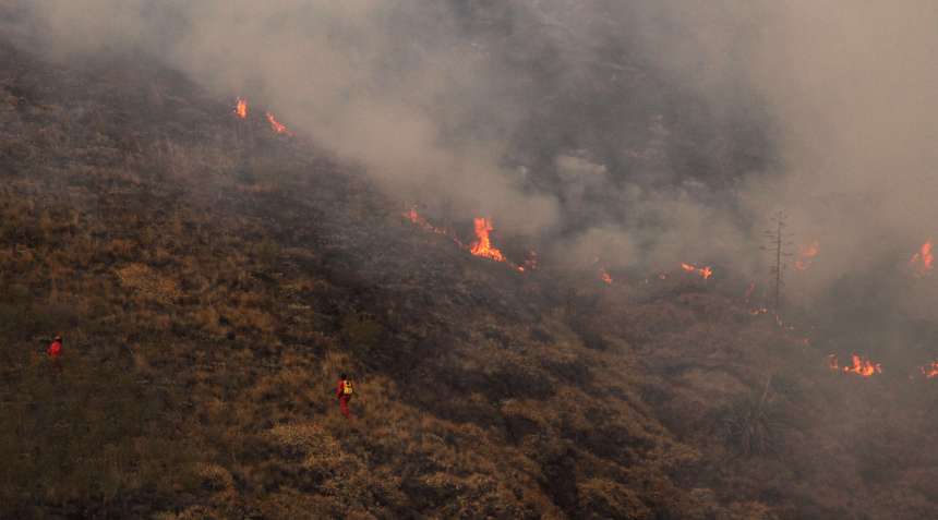 Ibarra.- Alrededor de 4 horas les tomó a los Bomberos y Militares, controlar el incendio en la loma de Pinllar. |Foto: Alex Godoy/ImbaburaHoy 