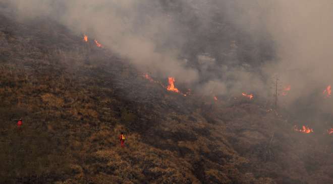 Ibarra.- Alrededor de 4 horas les tomó a los Bomberos y Militares, controlar el incendio en la loma de Pinllar. |Foto: Alex Godoy/ImbaburaHoy 
