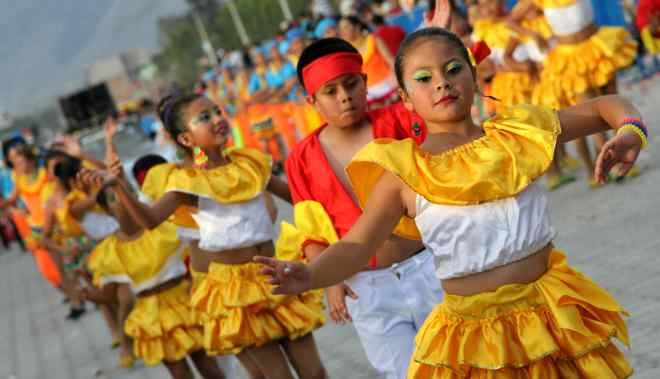 Ibarra.- Niños y jóvenes fueron parte del pregón de fiestas por los 409 años de fundación de Ibarra. |Foto: Alex Godoy/ImbaburaHoy