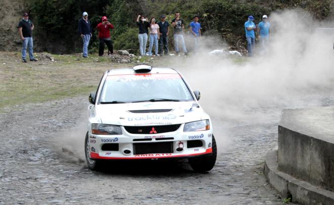 Ibarra.- Carlos Palacios, en su Mitsubishi EVO IX, en su paso por Imantag. |Foto: Alex Godoy/ImbaburaHoy