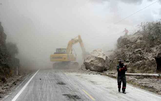 Mira.- Maquinaria de la Prefectura del Carchi, trabaja para habilitar la vía. |Foto: Alex Godoy/ImbaburaHoy 