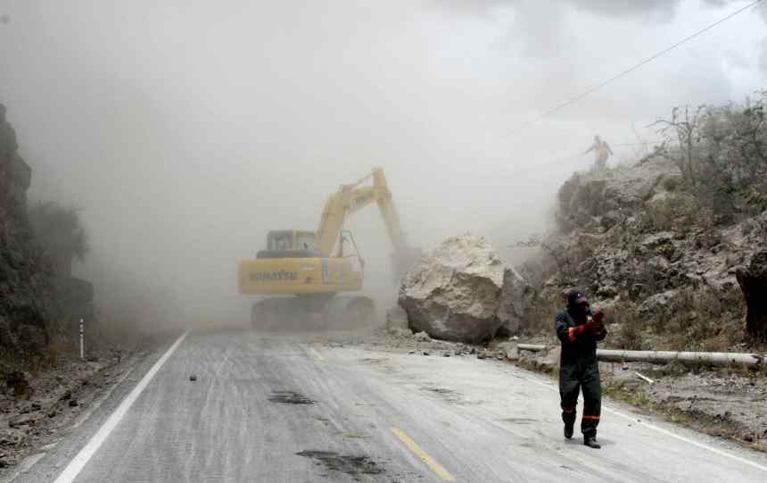 Mira.- Maquinaria de la Prefectura del Carchi, trabaja para habilitar la vía. |Foto: Alex Godoy/ImbaburaHoy