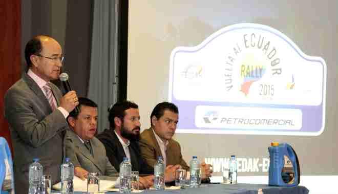 Quito.- Marcelo Calderón, presidente de la Fedak, realiza la presentación del la Vuelta a la República 2015. |Foto: Alex Godoy/ImbaburaHoy