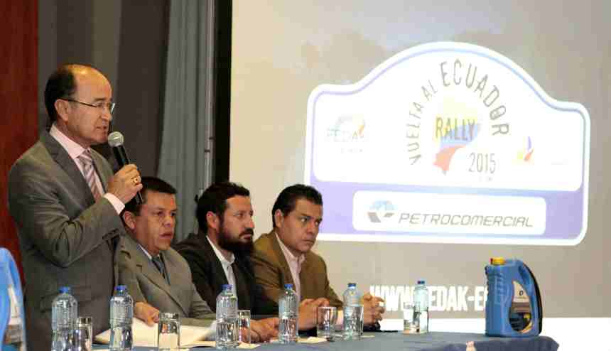 Quito.- Marcelo Calderón, presidente de la Fedak, realiza la presentación del la Vuelta a la República 2015. |Foto: Alex Godoy/ImbaburaHoy