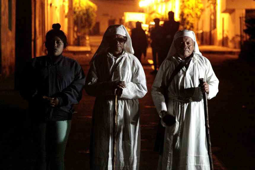 Urcuquí.- El recorrido dura unas 2 horas, se recorre, todos los rincones de Cahuasquí, pidiendo por las almas del purgatorio. |Foto: Alex Godoy R./ImbaburaHoy 